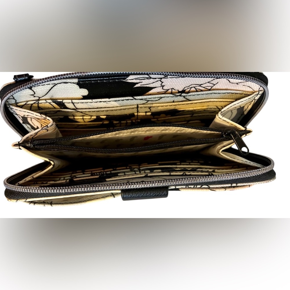 Sakroots Floral Clutch in Black and Cream - Picture 4 of 9